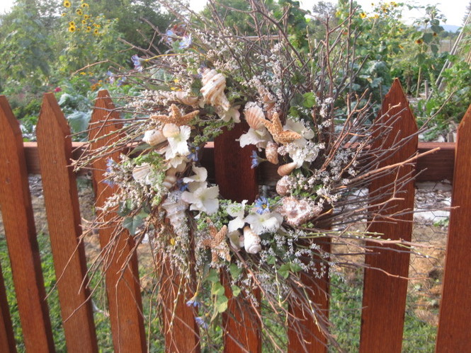 Shells and flowers rustic wreath. Awesome site with tutorials! www.shellcrafter.com