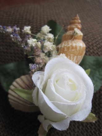 Grooms boutonniere with shells and flowers. This site has a DIY tutorial. Save money! www.shellcrafter.com 